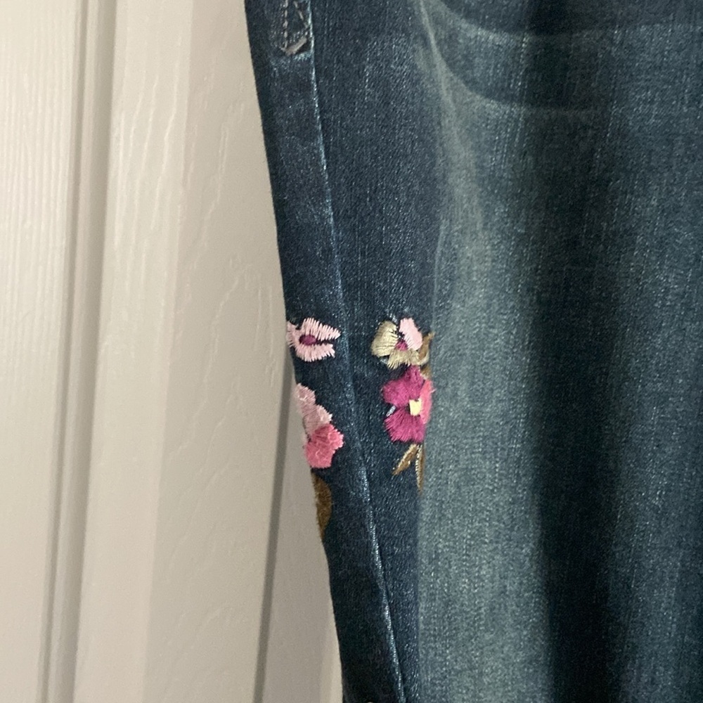 Crown & Ivy Women’s Floral Embroidered Dark Wash Mid Rise Skinny Jeans Size 10R - Picture 8 of 9